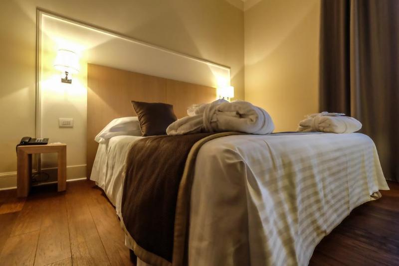 اتاق استاندارد سه نفره, Brit Hotel Aux Sacres Reims Centre