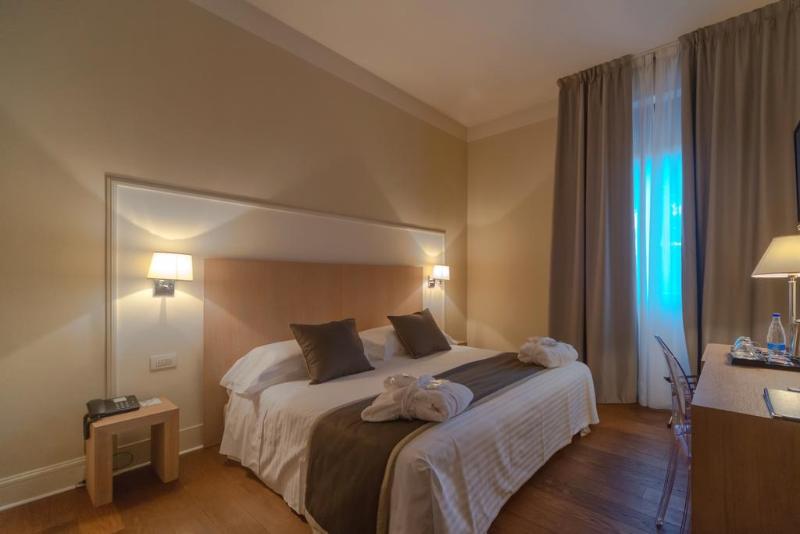 Номер Стандарт Трехместный, Brit Hotel Aux Sacres Reims Centre