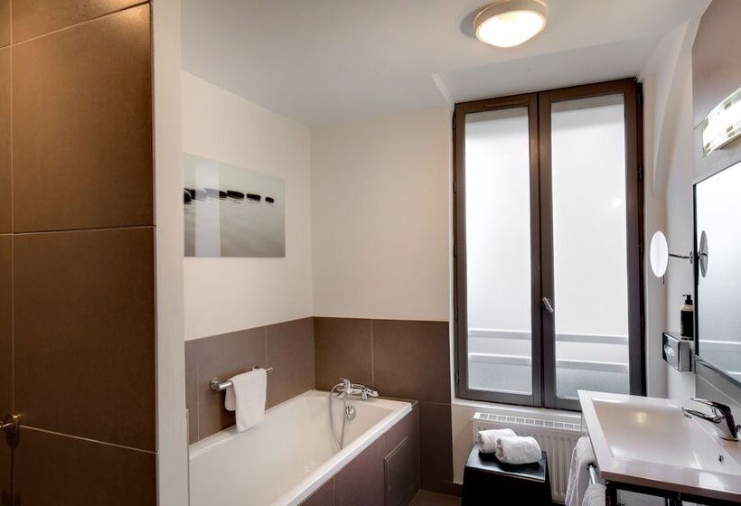 패밀리 룸, Des Ducs