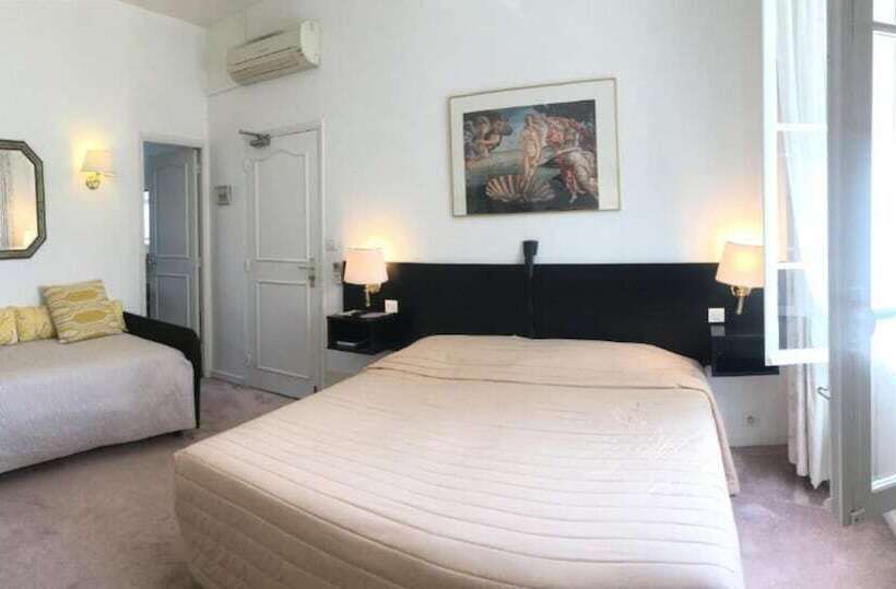 غرفة قياسية ثلاثية, Des Mimosas