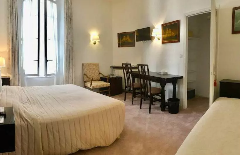 اتاق استاندارد سه نفره, Des Mimosas