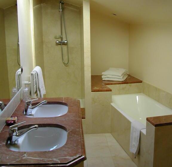 수피리어 패밀리 룸, Hostellerie Du Vieux Perouges
