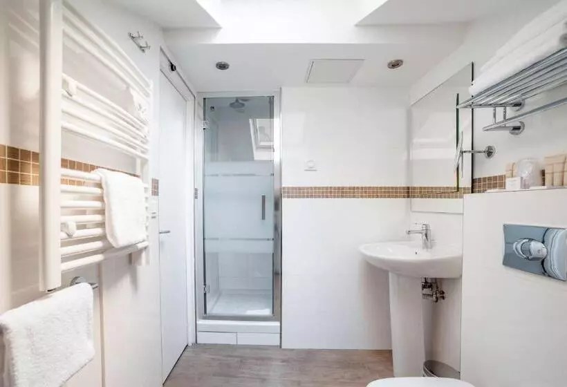Chambre Triple Standard avec Terrasse, George Astotel