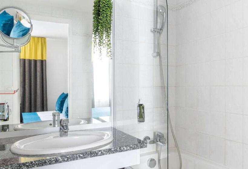 ファミリールーム, George Astotel