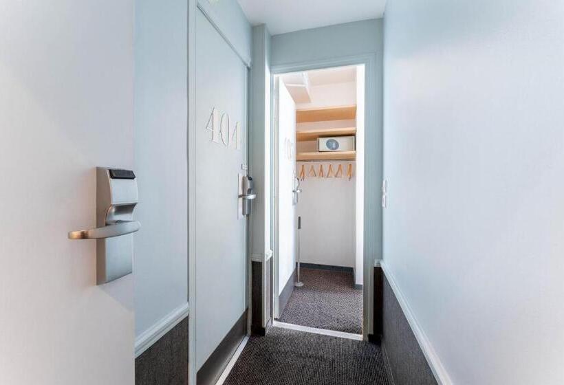 ファミリールーム, George Astotel