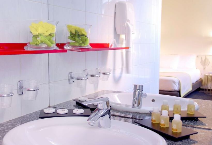 スタンダードルーム, George Astotel