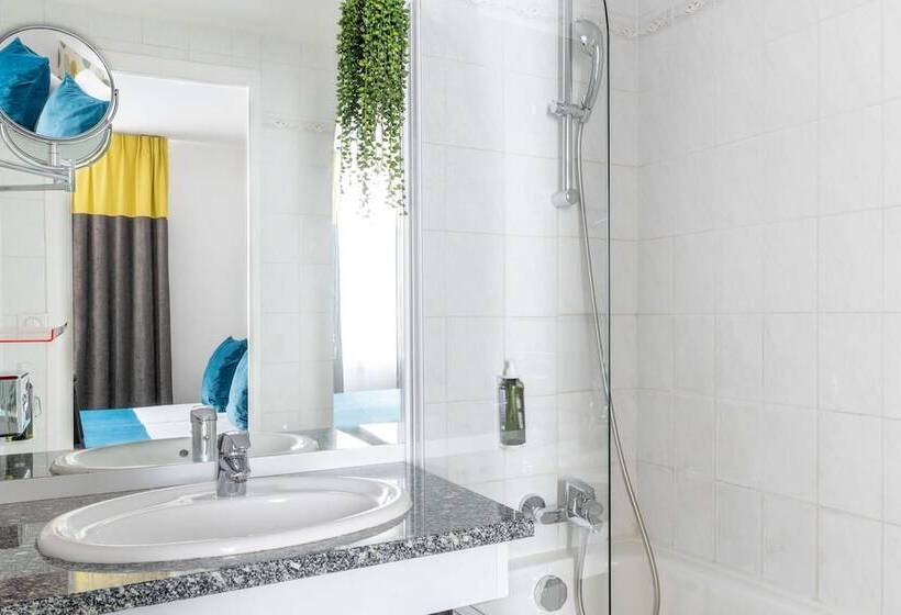 ファミリールーム, George Astotel