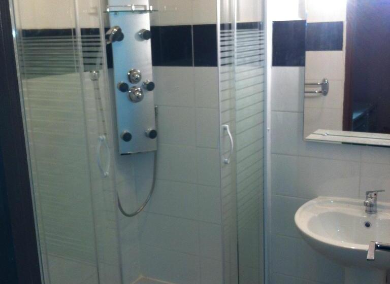 스탠다드 트리플 룸, Logis Hôtel Saint Jacques