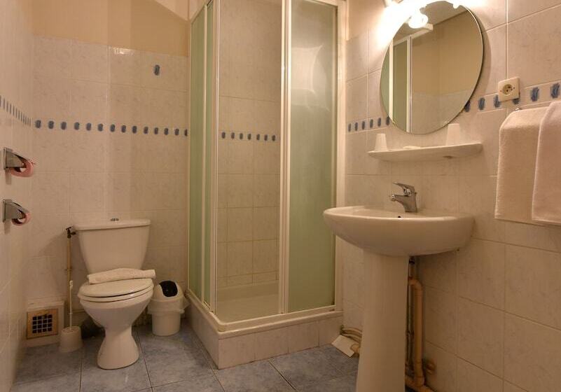 Номер Стандарт Трехместный, Logis Hôtel Saint Jacques