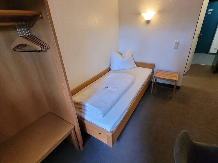 标准单人间, Christina