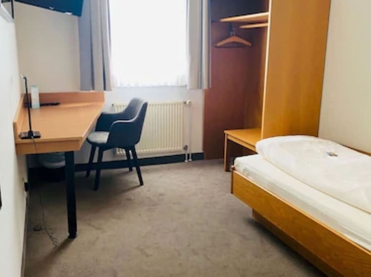 标准单人间, Christina