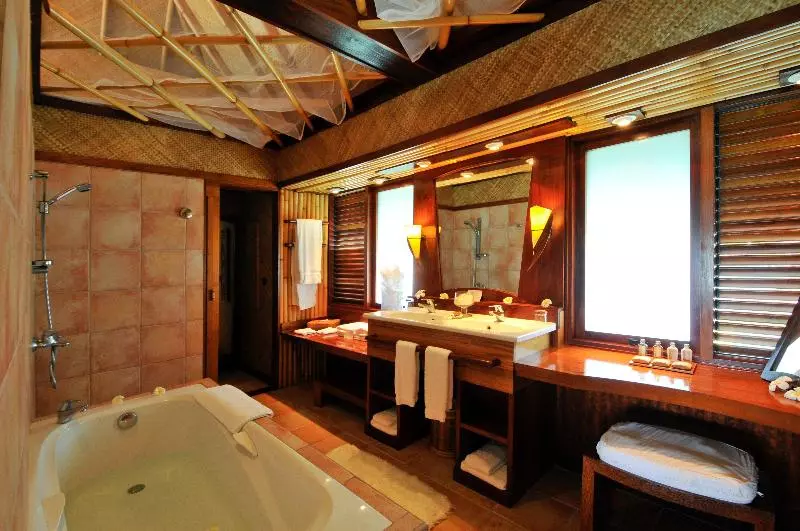 بانگلوی استاندارد با چشم‌انداز دریا, Intercontinental Bora Bora Le Moana Resort, An Ihg