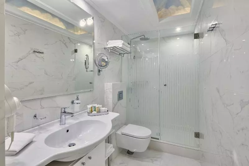 سوییت لوکس, Ava Hotel And Suites