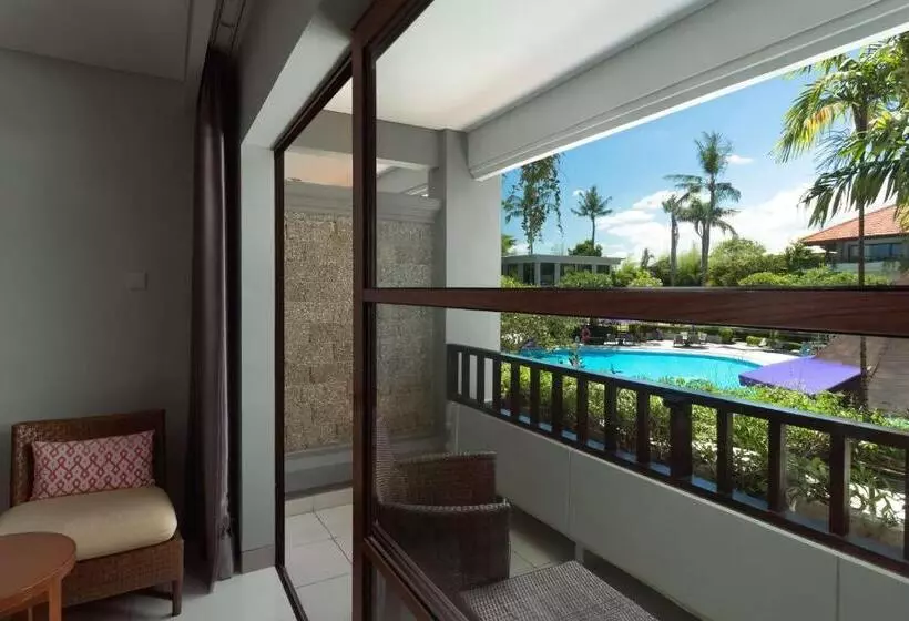 اتاق لوکس با چشم‌انداز استخر, Bali Dynasty Resort