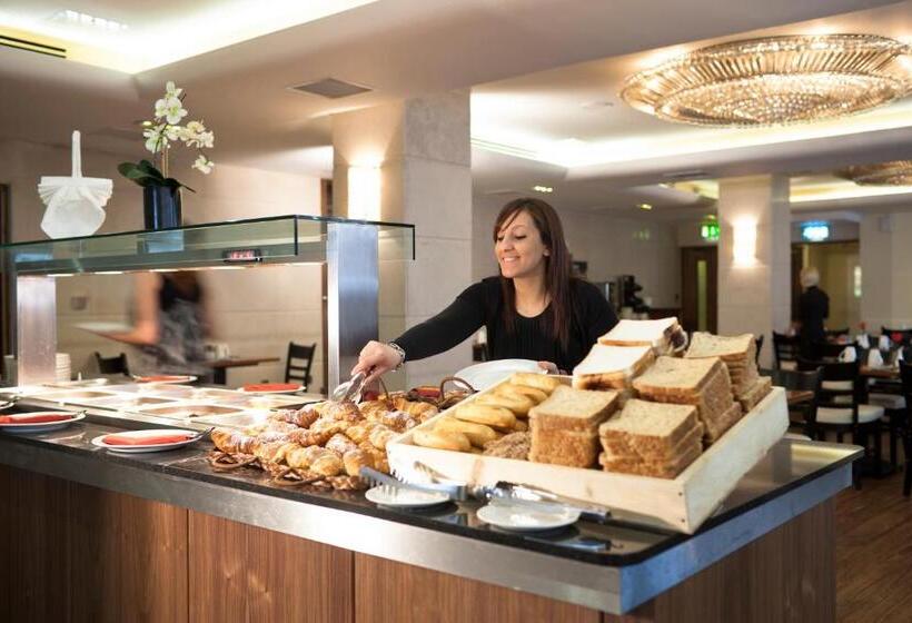 اتاق عادی, Academy Plaza