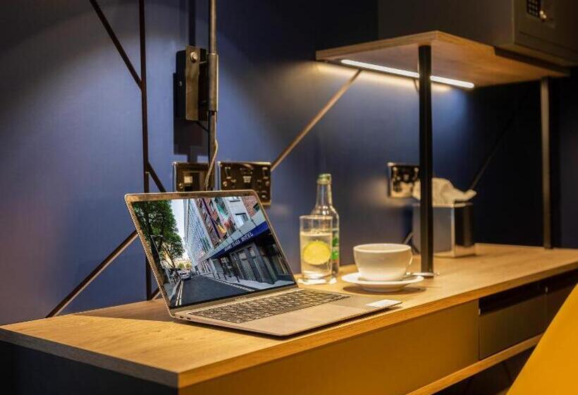 اتاق عادی, Academy Plaza