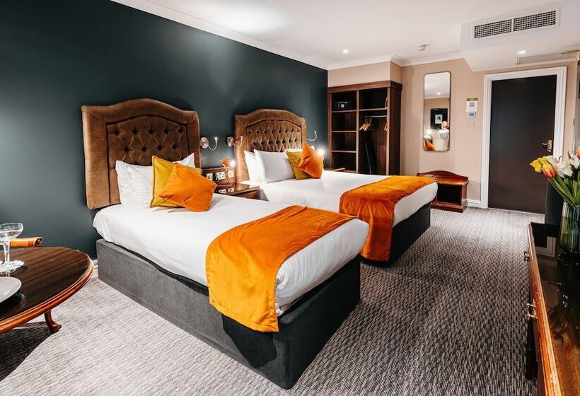 标准三人间, Drury Court