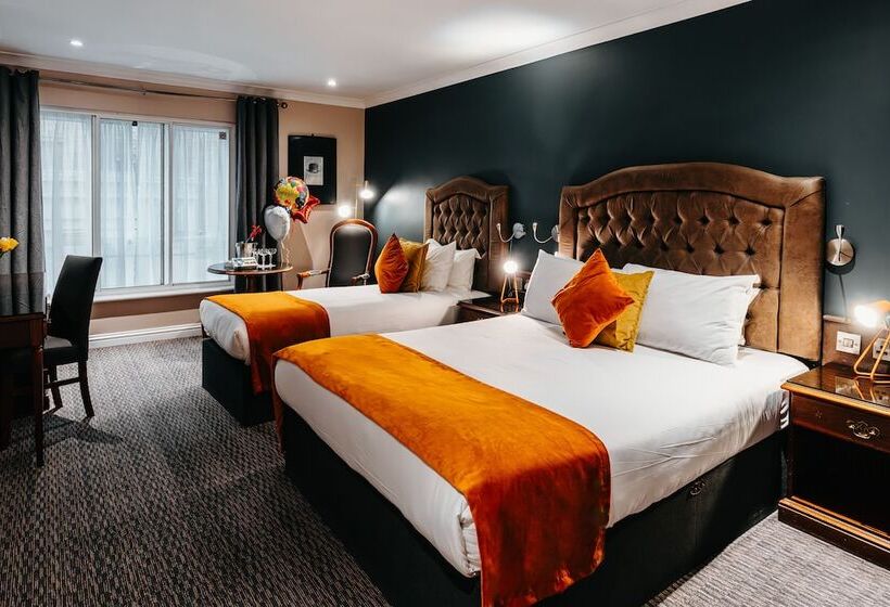 标准三人间, Drury Court