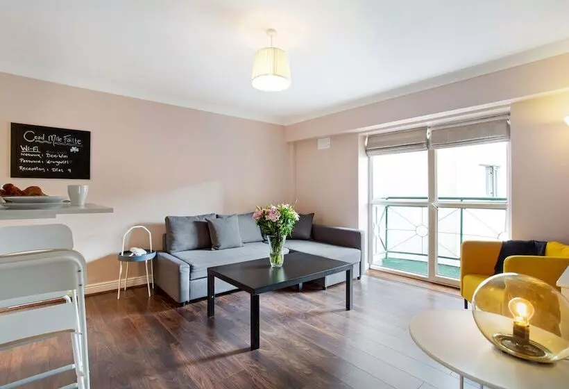 דירת חדר, Drury Court