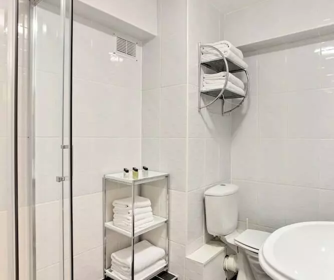 דירת שלושה חדרים, Drury Court