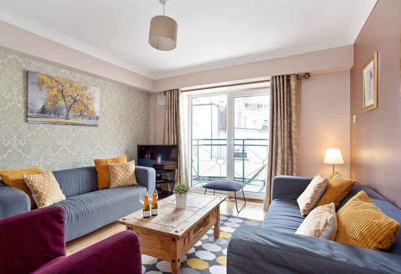 带3个卧室的公寓, Drury Court