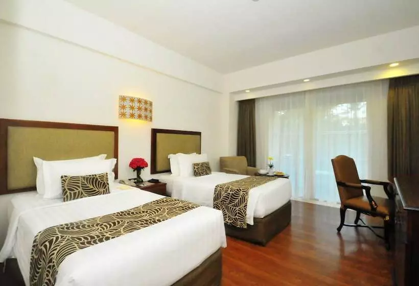 اتاق لوکس با چشمانداز استخر, Kuta Paradiso