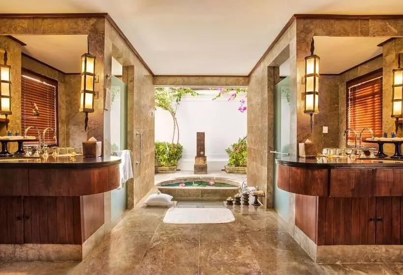 オーシャンビューのデラックス１ベッドルームビラ, The Oberoi Beach Resort, Lombok