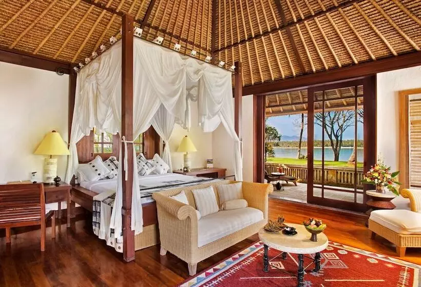 オーシャンビューのデラックス１ベッドルームビラ, The Oberoi Beach Resort, Lombok