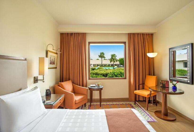 اتاق لوکس با چشمانداز استخر, Trident Agra