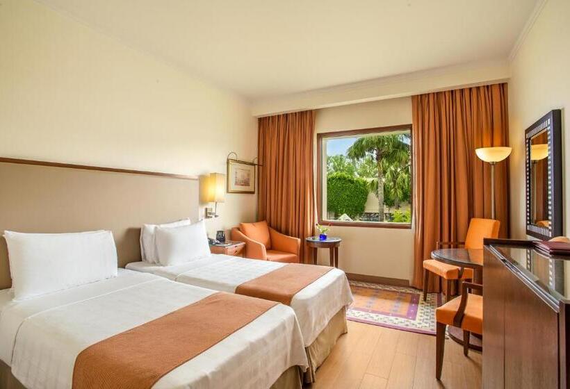 اتاق لوکس با چشمانداز استخر, Trident Agra
