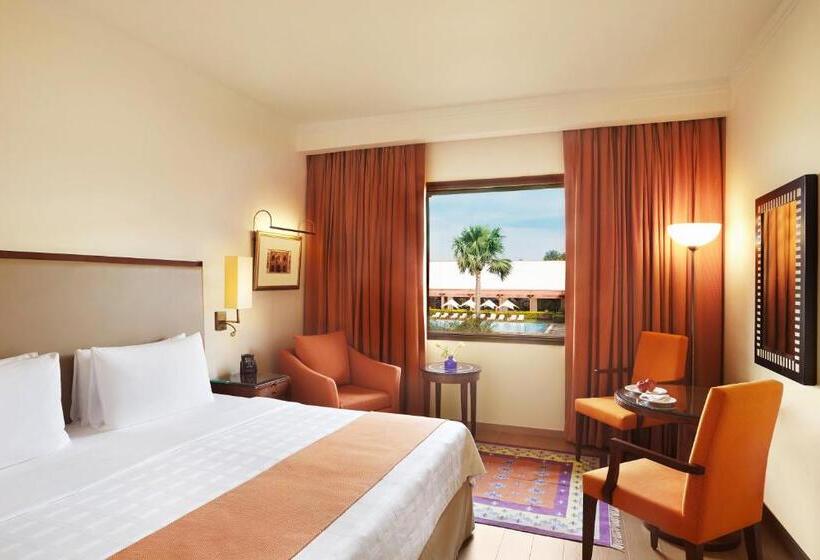 اتاق لوکس با چشمانداز استخر, Trident Agra