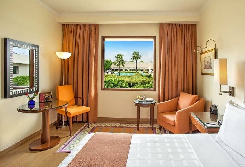 اتاق لوکس با چشمانداز استخر, Trident Agra