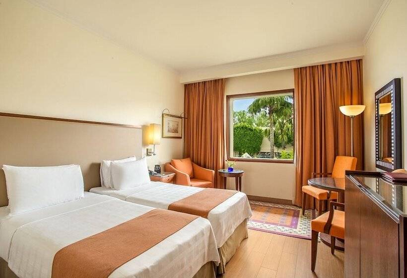 اتاق لوکس با چشمانداز استخر, Trident Agra