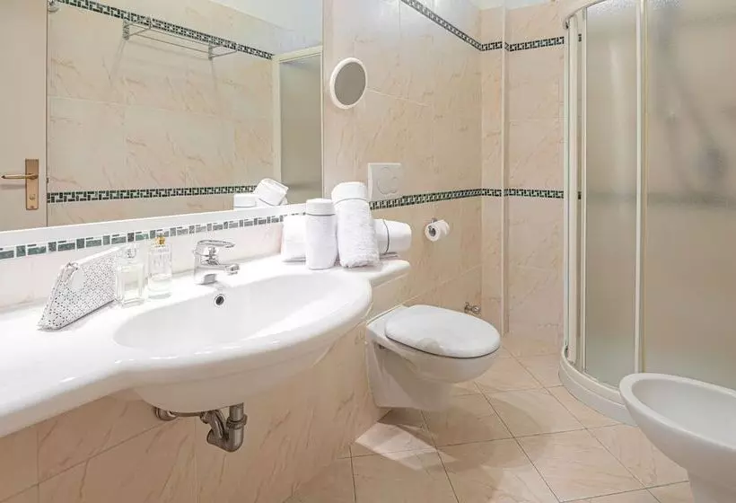 Standard Yhden Hengen Huone, Adria