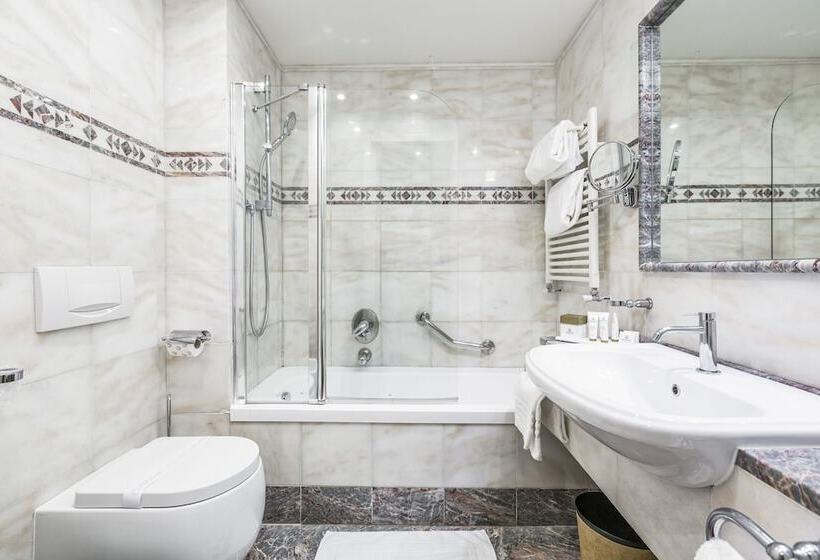 اتاق خانوادگی, Delle Nazioni