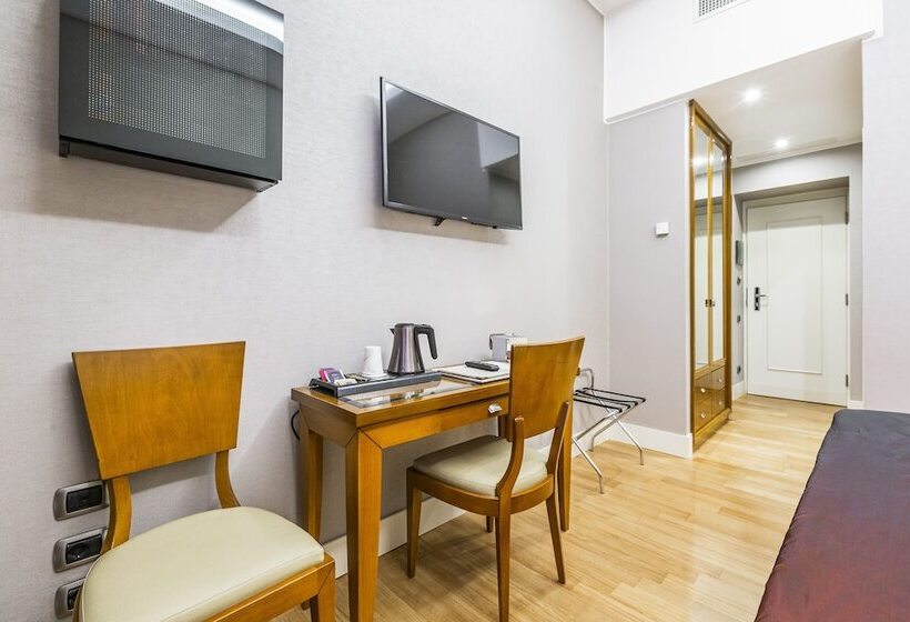 اتاق خانوادگی, Delle Nazioni