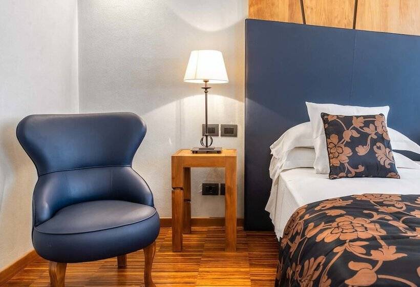 スーペリアールーム, The Code