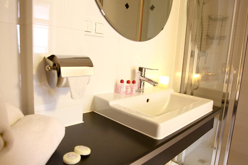 クラシックルーム, The Code