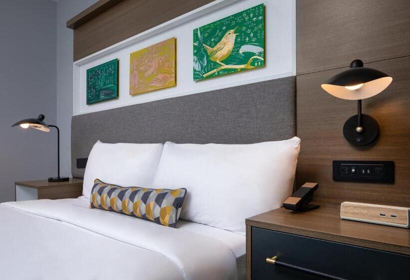 带大床的豪华间, Indigo Chattanooga   Downtown, An Ihg