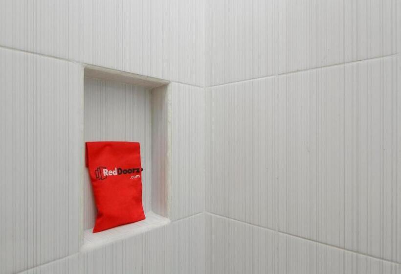 Номер Economy, Reddoorz Near Central Park Mall