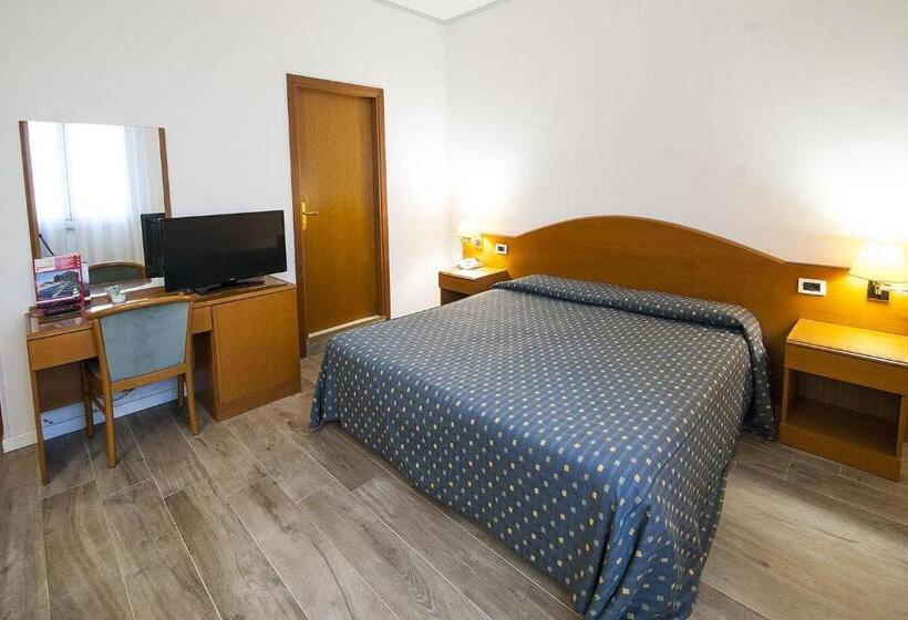 اتاق استاندارد سه نفره, Italia