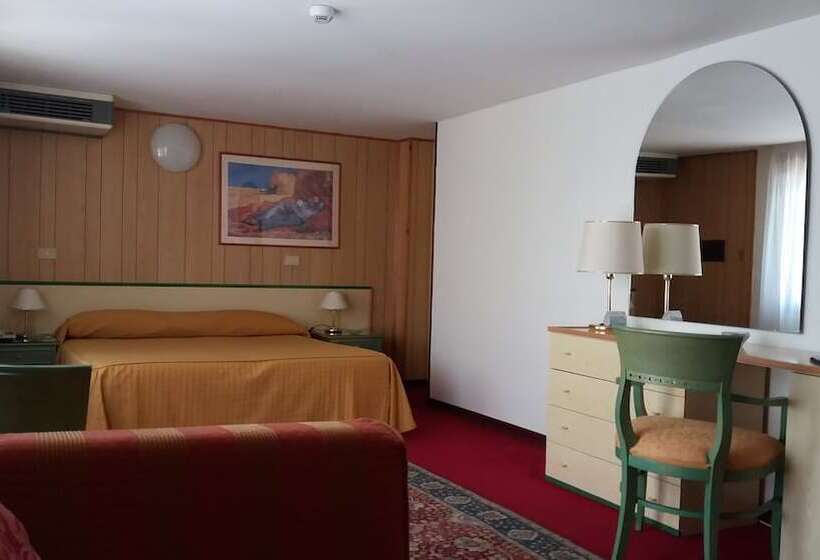 سوییت جونیور با چشم‌انداز جانبی دریا, Majestic