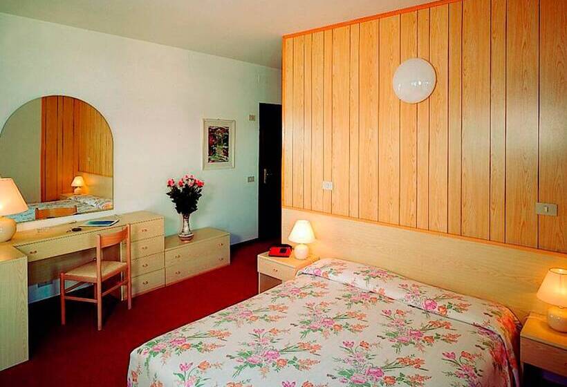 سوییت جونیور با چشم‌انداز جانبی دریا, Majestic