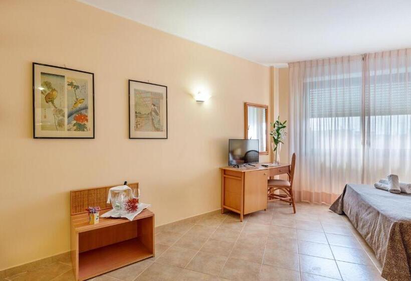 标准三人间, Rina