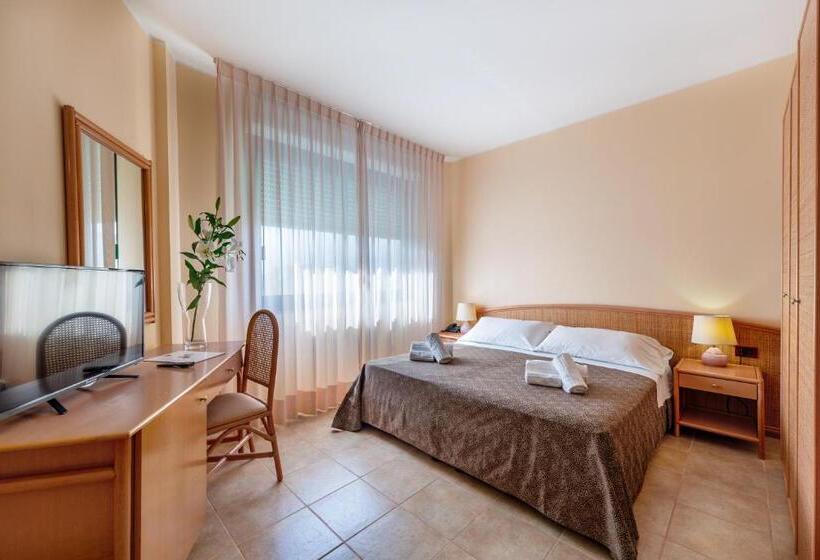 标准三人间, Rina