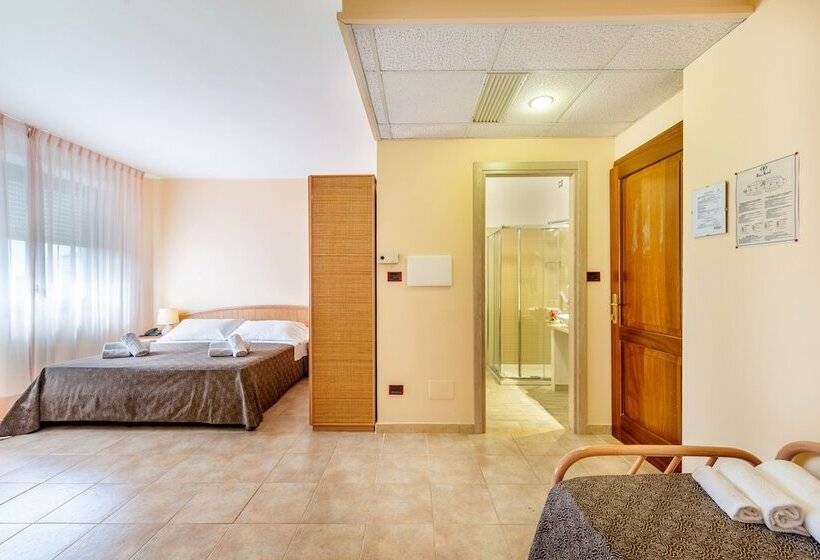 标准三人间, Rina