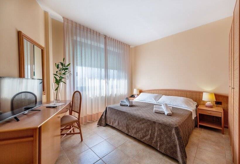 标准三人间, Rina