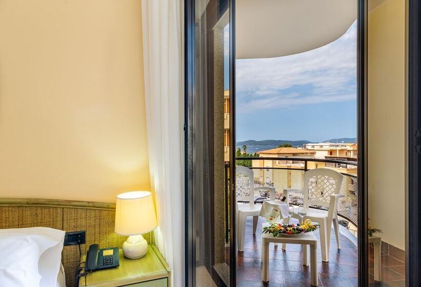 海景标准间带阳台, Rina