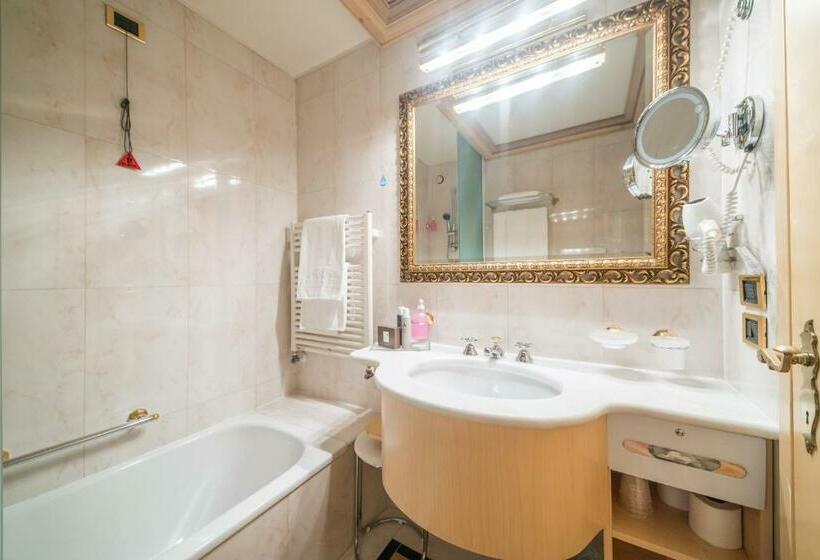 수피리어 트리플 룸, Spinale