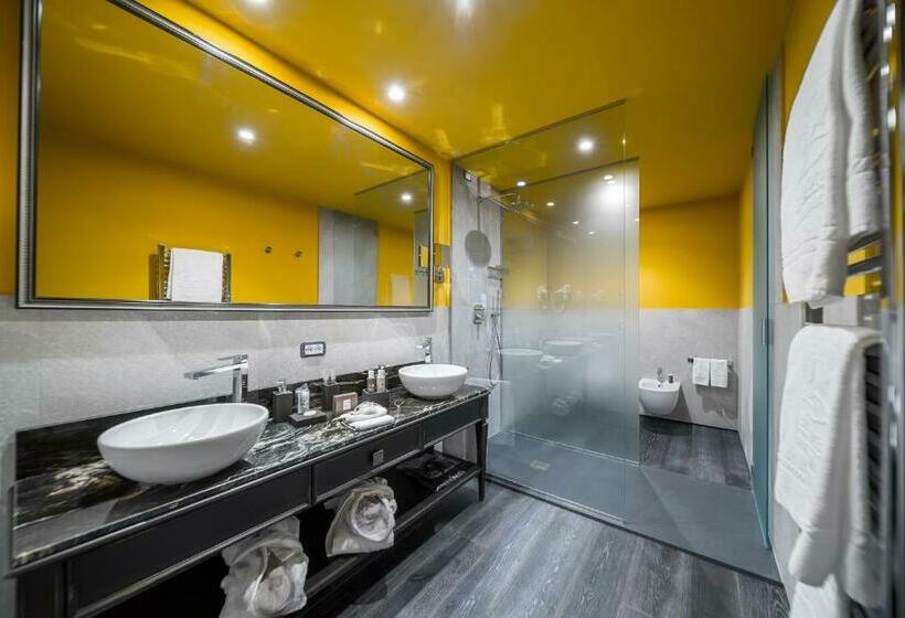 프레스티지 룸, Spinale